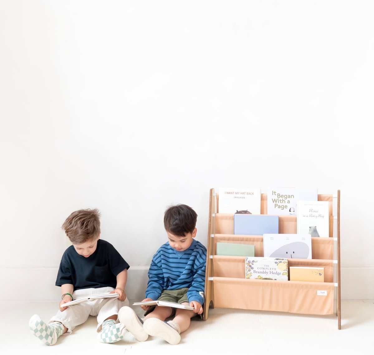 3 Sprouts Recycled Fabric Kids Bookshelf – 4 - Tier Sling Book Rack Storage - Kids Room Book Shelves, Nursery, Playroom, Classroom - Bookcase Display Shelf for Toddler, Children Age 3+ - Solid Clay - LittleTreasures